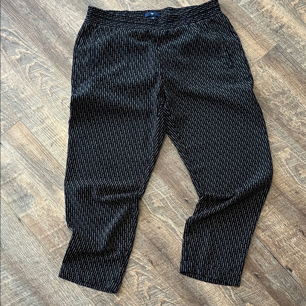 GAP women’s Black Pants with Subtle Design